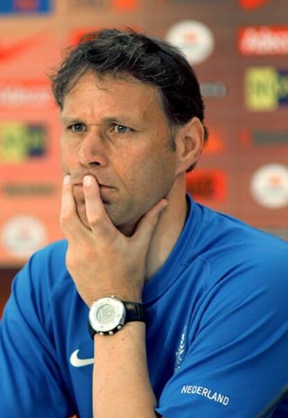 Marco van Basten, durante una rueda de prensa en Friburgo.