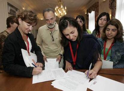 Luis Montes, entre dos alumnas que firman el manifiesto ayer en la UIMP en Santander.