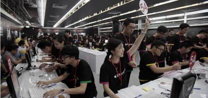 Decenas de personas se han acercado a tiendas de Hong Kong para comprar el nuevo teléfono de Apple.