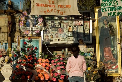 Nayeli Martinez reza frente al altar de lo mineros en las afueras de la mina Pasta de Conchos.