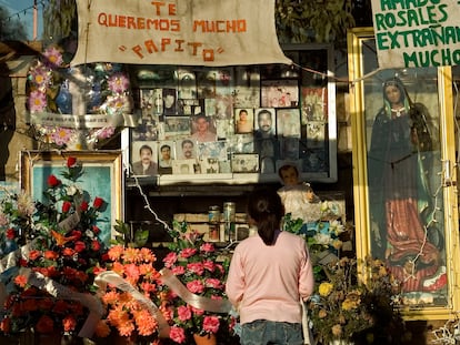 Nayeli Martinez  reza frente al altar de lo mineros en las afueras de la mina Pasta de Conchos.