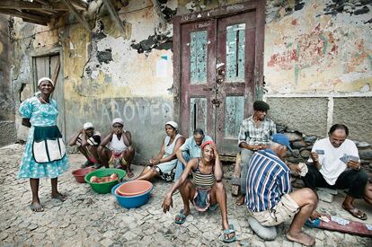 Caboverdianos disfrutando de la calma reinante en la isla de Santo Antão, la más septentrional del archipiélago.