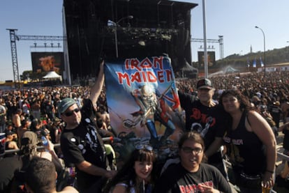 Un grupo de amantes del <i>heavy metal</i> en la segunda jornada del Sonisphere de Getafe.