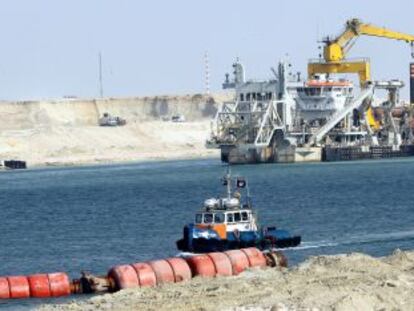 Trabajos de dragado del nuevo Canal de Suez en Ismailia, en Egipto, ayer. 