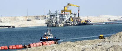 Trabajos de dragado del nuevo Canal de Suez en Ismailia, en Egipto, ayer.
