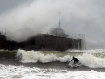 El temporal sacude la playa vizcaína de Gorliz