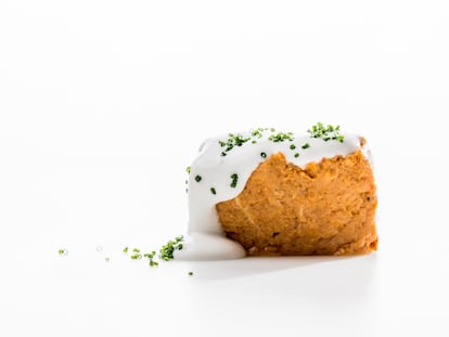 Pastel de merluza y su emulsión, una versión de Andoni Luis Aduriz de una receta con mucha historia.