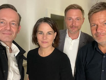 De izquierda a derecha, Wolker Wissing (FDP), Annalena Baerbock (Los Verdes), Christian Lindner (FDP) y Robert Habeck (Los Verdes), en un 'selfie' publicado el 28 de septiembre por Wissing durante las negociaciones de gobierno.