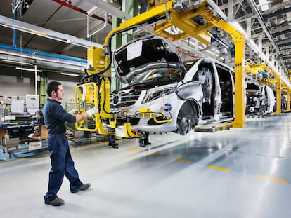 Un trabajador en la línea de ensamblaje de la planta de Mercedes en Vitoria.