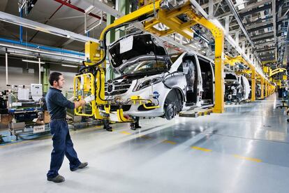 Un trabajador en la planta de ensamblaje de Mercedes-Benz en Vitoria.