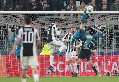 También subrayan la ovación que la afición del Juventus Stadium dedicó a Cristiano tras esa jugada y las palabras del capitán "bianconero" Gianluigi Buffon, quien comparó al portugués con el brasileño Edson Arantes do Nascimento 'Pelé' o el argentino Diego Maradona.