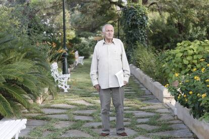 Juan Goytisolo en los jardines del Hotel Formentor, Mallorca.