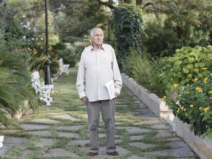 Juan Goytisolo en los jardines del Hotel Formentor, Mallorca.