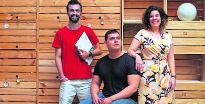 Fernando Arnejo, Goyo Alonso y Lara Crespo, profesores del máster, en la sede del Impact Hub de Madrid.