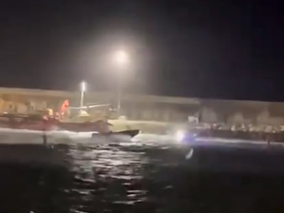 Captura de un vídeo difundido en redes sociales con la embestida de narcolanchas contra una embarcación de la Guardia Civil, el viernes en Barbate (Cádiz).