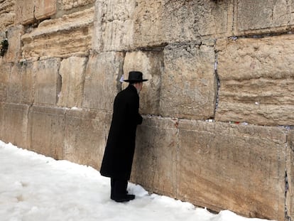  Jerusalén. Un judío ultraortodoxo reza en el Muro de las Lamentaciones en la ciudad vieja de Jerusalén después de una tormenta de nieve. El temporal 'Elpis' también afectó a Turquía y Grecia. 
