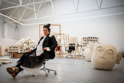La artista Ela Fidalgo, entre sus obras en la galería Marc Bibiloni de Madrid, el pasado 5 de septiembre.