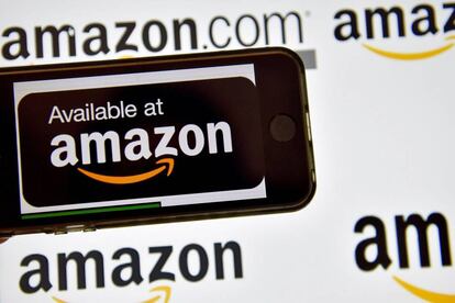 Un móvil con el logotipo de Amazon