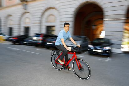 Toño Pérez Peña, coordinador de la Oficina General de la Bicicleta, este miércoles con su bici en la sede del Ministerio de Transportes. 