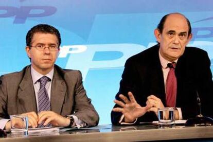 El secretario general del PP en Madrid, Francisco Granados (izquierda), y el secretario de Seguridad del partido, Ignacio Astarloa, durante la rueda de prensa convocada ayer para hablar de la detención de dos militantes populares.