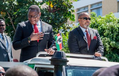 Lazarus Chakwera, líder de la oposición, y el vicepresidente Saulos Chilima, este miércoles, en Blantyre (Malaui).