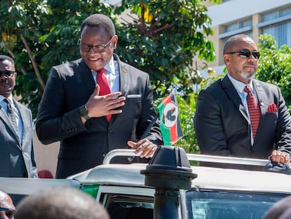 Lazarus Chakwera, líder de la oposición, y el vicepresidente Saulos Chilima, este miércoles, en Blantyre (Malaui).