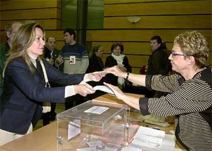 La portavoz del PSOE en el Ayuntamiento de Madrid, Trinidad Jiménez, entrega su papeleta de voto en el Colegio Público Santa Engracia de Madrid.