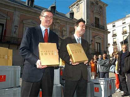 El alcalde, Alberto Ruiz-Gallardón (izquierda), y el vicealcalde, Manuel Cobo, en la despedida del <i>dossier</i> de la candidatura Madrid 2012.