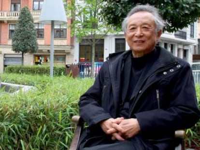 El escritor Gao Xingjian sentado en la plaza de acceso a la Alhóndiga. 