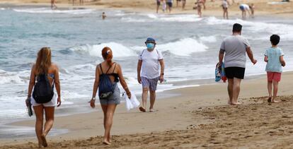 Turistas en la playa de Las Canteras en Las Palmas de Gran Canaria