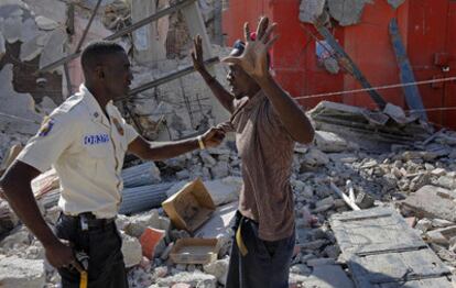 Un policía haitiano se enfrenta a un ciudadano en el barrio de Petition Ville de Puerto Príncipe.