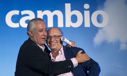 La contribución del PP andaluz a la hucha nacional de votos puede ser decisiva para que Mariano Rajoy logre la mayoría absoluta. En la imagen, Javier Arenas y Cristóbal Montoro, anoche durante la apertura de la campaña.