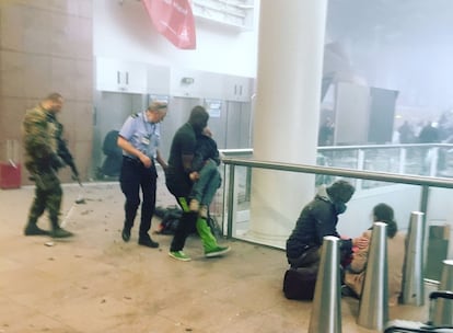 Interior del aeropuerto de Bruselas tras el ataque terrorista, el 22 de marzo de 2016.