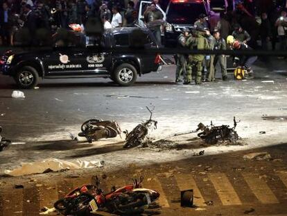 La policía tailandesa en la zona donde explotó una bomba en Bangkok.