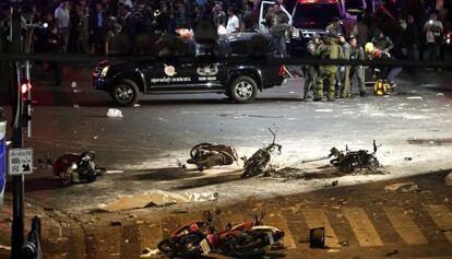 La polica tailandesa en la zona donde explot una bomba en Bangkok.