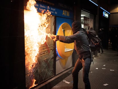 Protestas en Barcelona por el arresto del cantante Pablo Hasél. Feb. 27, 2021. (AP Photo/Emilio Morenatti)