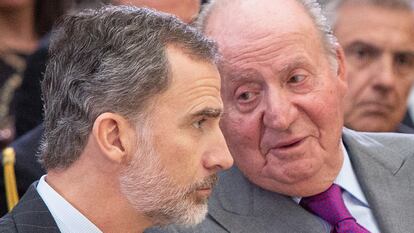 King Felipe VI of Spain (l) and emeritus king Juan Carlos attend the National Sports Awards 2017.