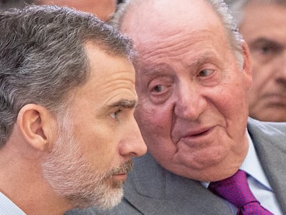 King Felipe VI of Spain (l) and emeritus king Juan Carlos attend the National Sports Awards 2017.