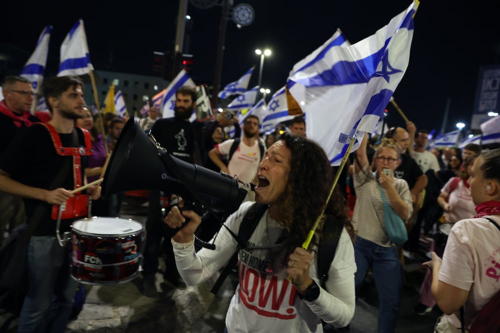 Jerusalem (-), 06/11/2024.- A demonstrator uses a megaphone as anti-government demonstrators take part in a protest outside the Israeli Supreme Court in Jerusalem, 06 November 2024, a day after the Israeli prime minister fired Defense Minister Yoav Gallant. Israeli Prime Minister Netanyahu announced on 05 November 2024, that he fired Defense Minister Yoav Gallant and appointed Minister Yisrael Katz to the position, citing a 'crisis of trust' between him and Gallant. (Protestas, Jerusalén) EFE/EPA/VASSIL DONEV
