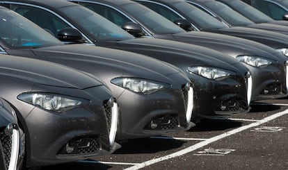 Flota de coches Alfa Romeo a la espera de ser entregados a directivos.