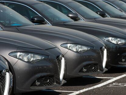 Flota de coches Alfa Romeo a la espera de ser entregados a directivos.