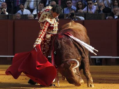 Finito de C&oacute;rdoba, durante la faena a su primer toro, ayer en la Maestranza de Sevilla.