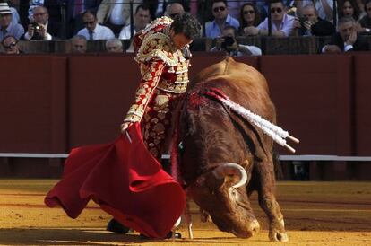 Finito de C&oacute;rdoba, durante la faena a su primer toro, ayer en la Maestranza de Sevilla.