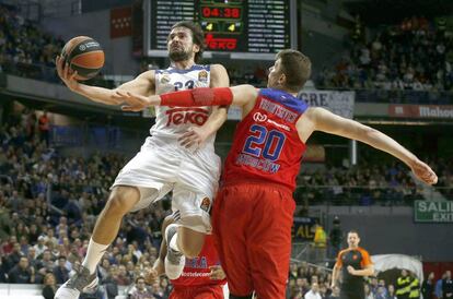 Sergio Llull entra a canasta durante el Madrid-CSKA