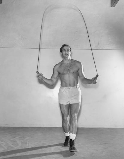 Marlon Brando saltando a la comba en ropa interior en 1955. Esa es la excusa para volver a esta fotografía.