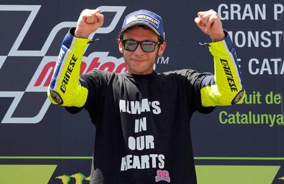 El piloto italiano, Valentino Rossi, celebra en el podio su victoria en el Gran Premio de Cataluña.