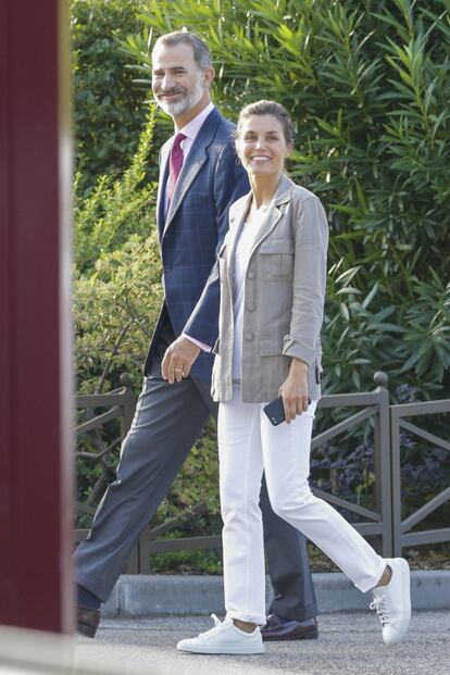 Para el primer día del ciclo escolar de la princesa Leonor y la infanta Sofía, doña Letizia usó un atuendo más relajado. Vestida con una chaqueta gris, un pantalón blanco, una polera del mismo color y unas zapatillas a juego, la Reina posó sonriente ante las cámaras sin una gota de maquillaje.