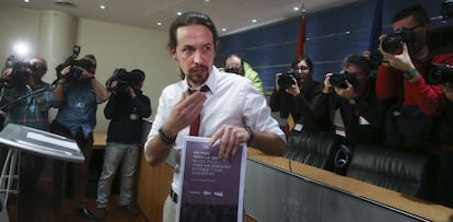 El líder de Podemos, Pablo Iglesias, con su programa, el lunes.