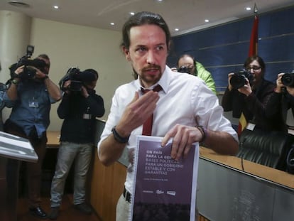 El l&iacute;der de Podemos, Pablo Iglesias, con su programa, el lunes.