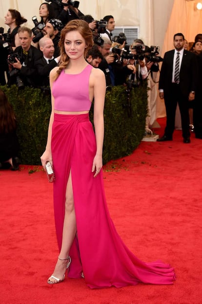 Emma Stone, espectacular con un 'cropped top' y falda rosa de Thakoon.
